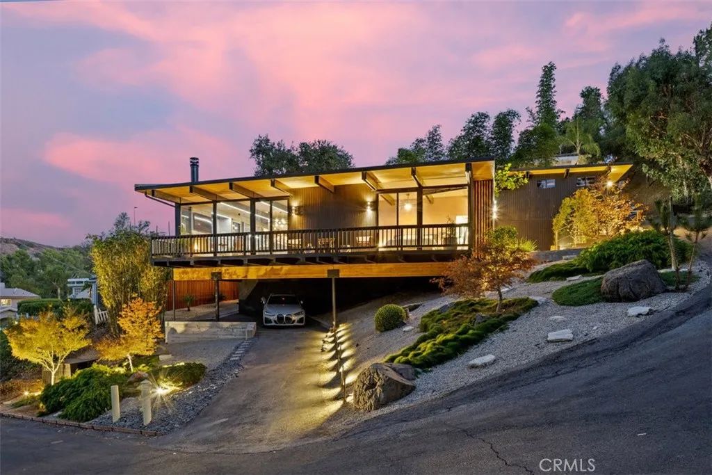 21090 Rios Street, Woodland Hills, CA 91364