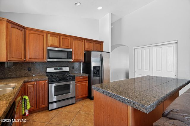 286 E Shore Cliff Place, Oro Valley, AZ 85737