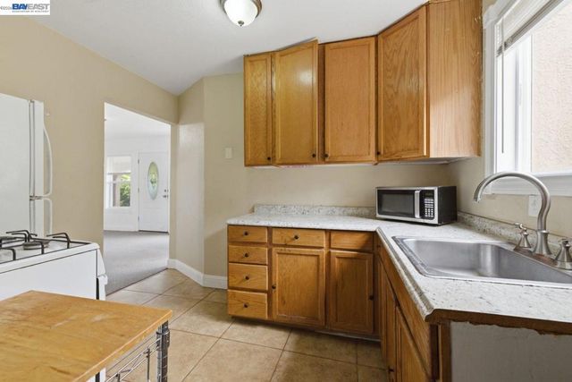 242 Kendall Ave, Crockett, CA 94525