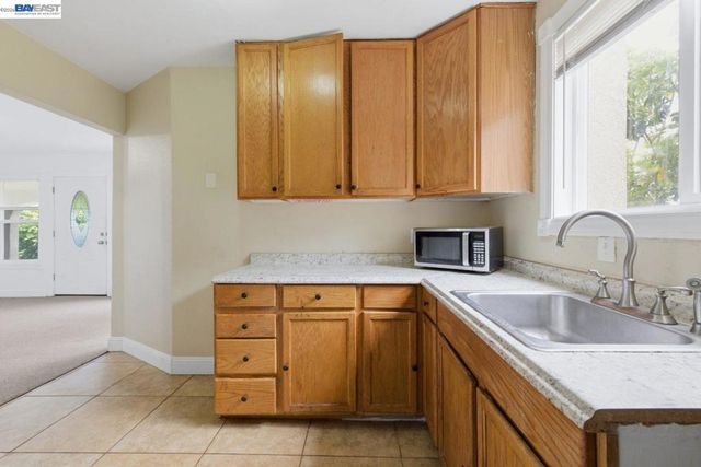242 Kendall Ave, Crockett, CA 94525