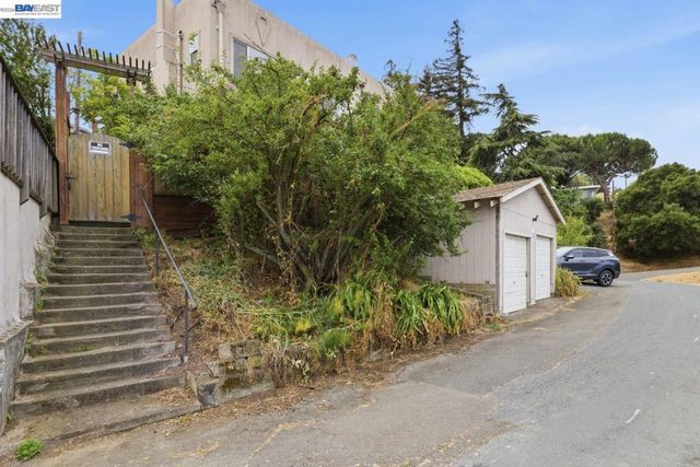 242 Kendall Ave, Crockett, CA 94525