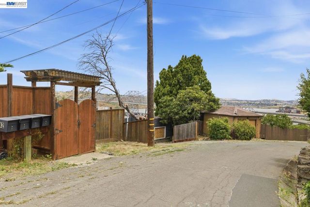 242 Kendall Ave, Crockett, CA 94525