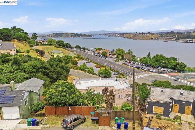 242 Kendall Ave, Crockett, CA 94525