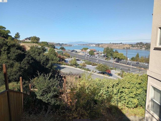 242 Kendall Ave, Crockett, CA 94525
