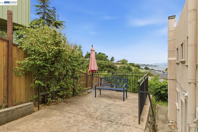 242 Kendall Ave, Crockett, CA 94525