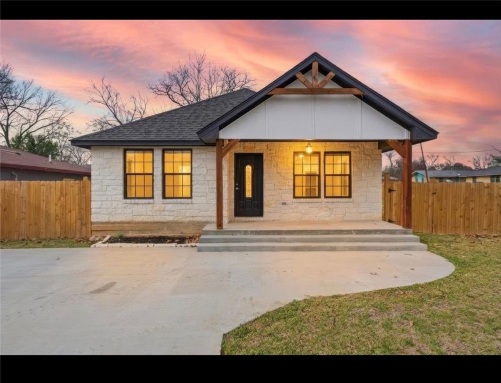 211 Moss Avenue, Hearne, TX 77859 — exterior