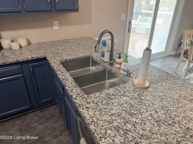 10110 Lanson Ct, Louisville, KY 40272