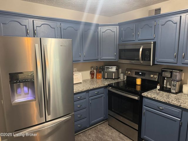 10110 Lanson Ct, Louisville, KY 40272