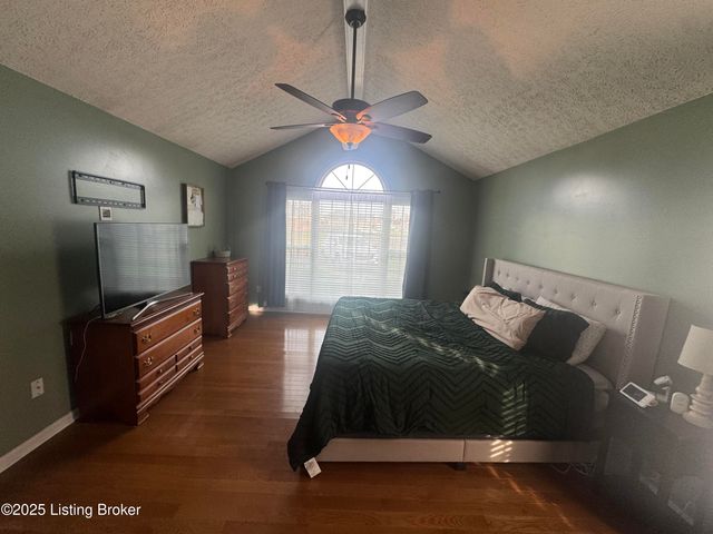 10110 Lanson Ct, Louisville, KY 40272