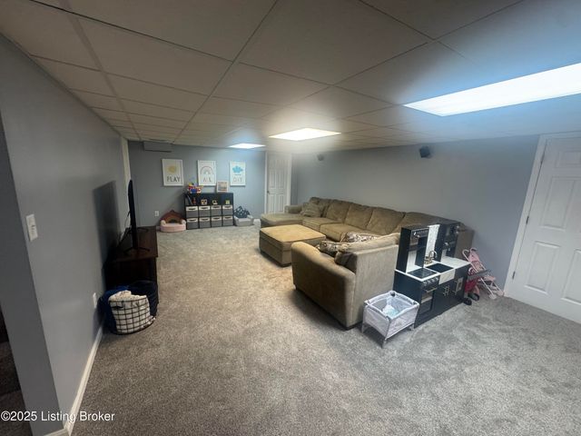 10110 Lanson Ct, Louisville, KY 40272