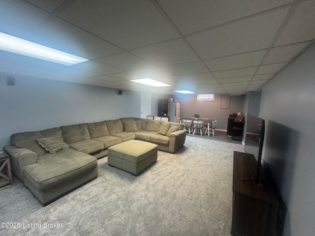 10110 Lanson Ct, Louisville, KY 40272