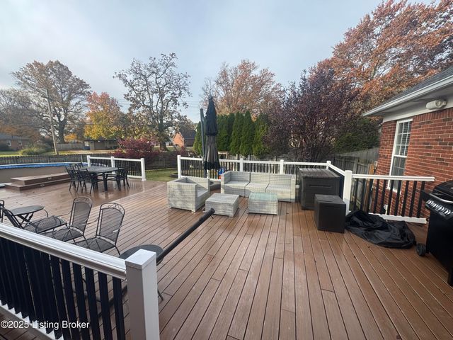 10110 Lanson Ct, Louisville, KY 40272