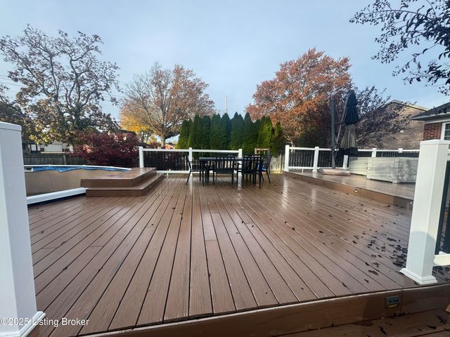 10110 Lanson Ct, Louisville, KY 40272