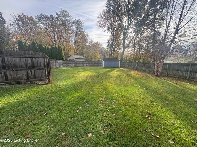 10110 Lanson Ct, Louisville, KY 40272