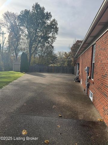 10110 Lanson Ct, Louisville, KY 40272