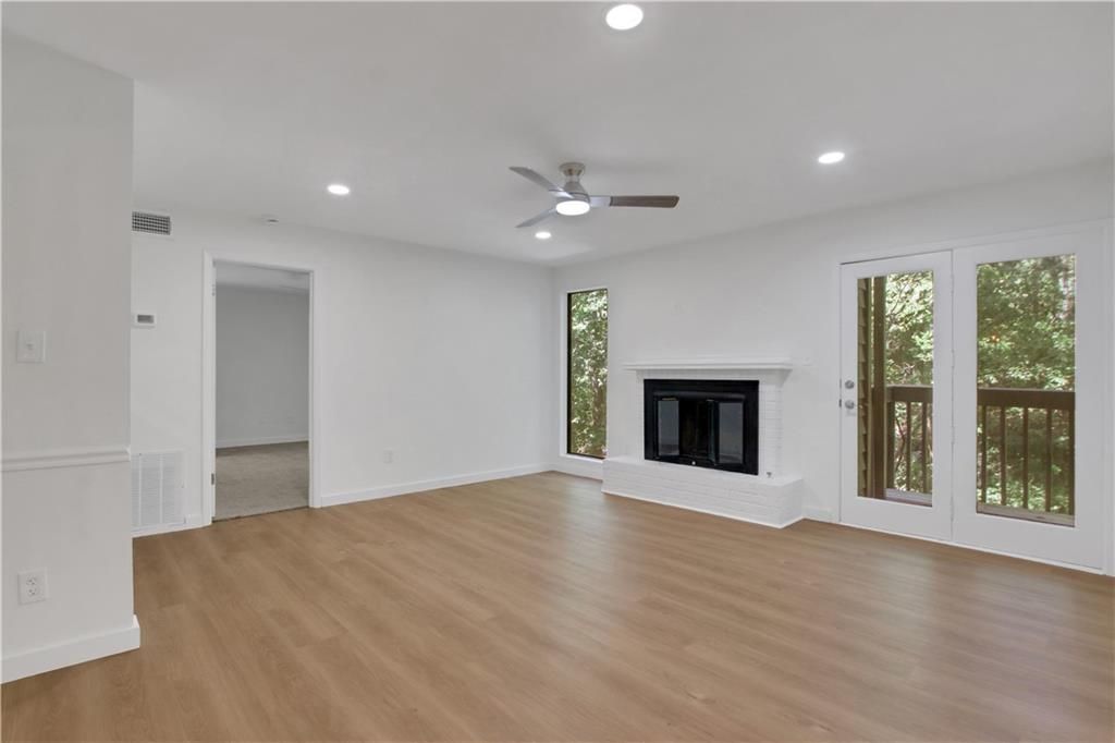Image 12 of property listing at 122 Tuxworth Circle, Decatur, GA 30033