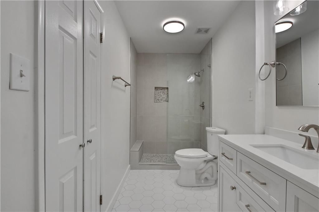 Image 14 of property listing at 122 Tuxworth Circle, Decatur, GA 30033