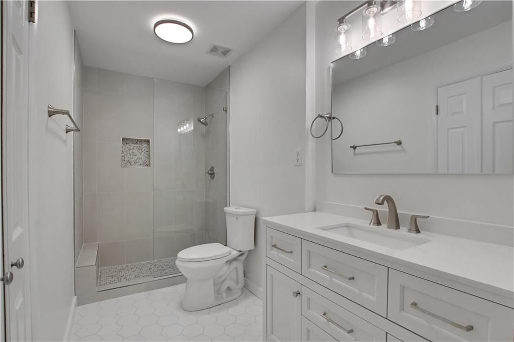 Image 15 of property listing at 122 Tuxworth Circle, Decatur, GA 30033