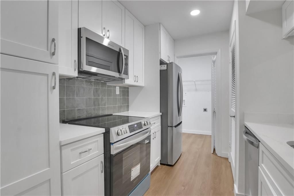 Image 2 of property listing at 122 Tuxworth Circle, Decatur, GA 30033