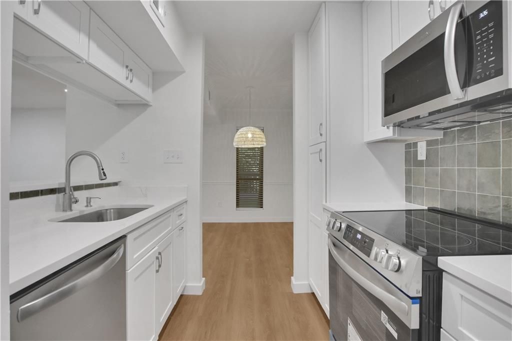 Image 4 of property listing at 122 Tuxworth Circle, Decatur, GA 30033