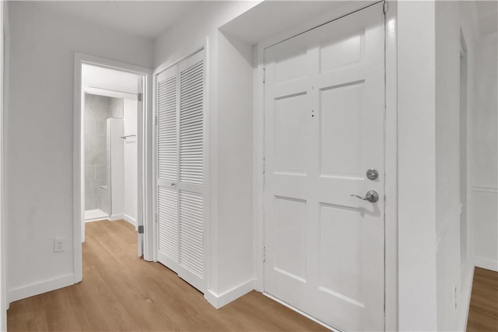 Image 9 of property listing at 122 Tuxworth Circle, Decatur, GA 30033