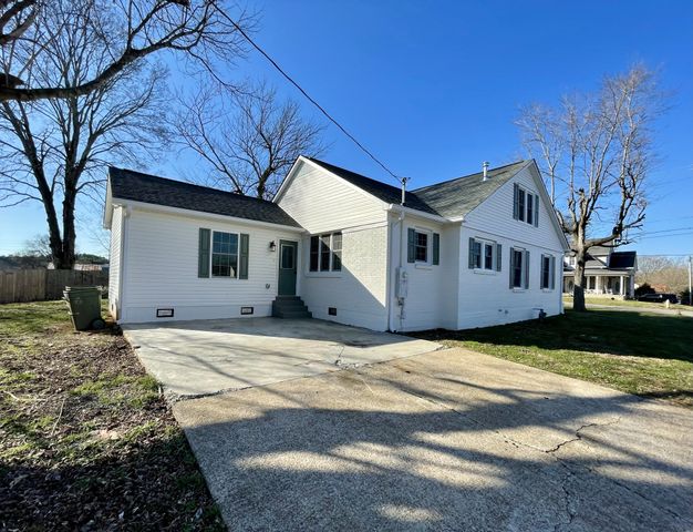 330 Jackson Ave, Lawrenceburg, TN 38464