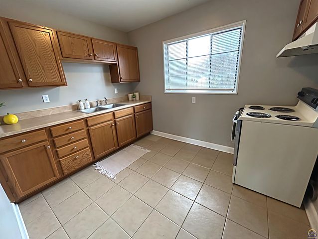 3387 SW Clare AVE, Topeka, KS 66611