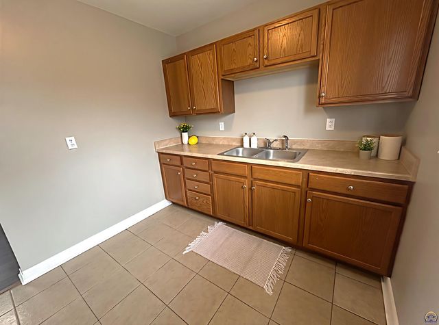 3387 SW Clare AVE, Topeka, KS 66611