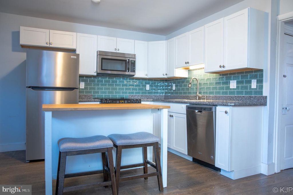 Image 15 of property listing at 231 W LOCUST ST, Mechanicsburg, PA 17055