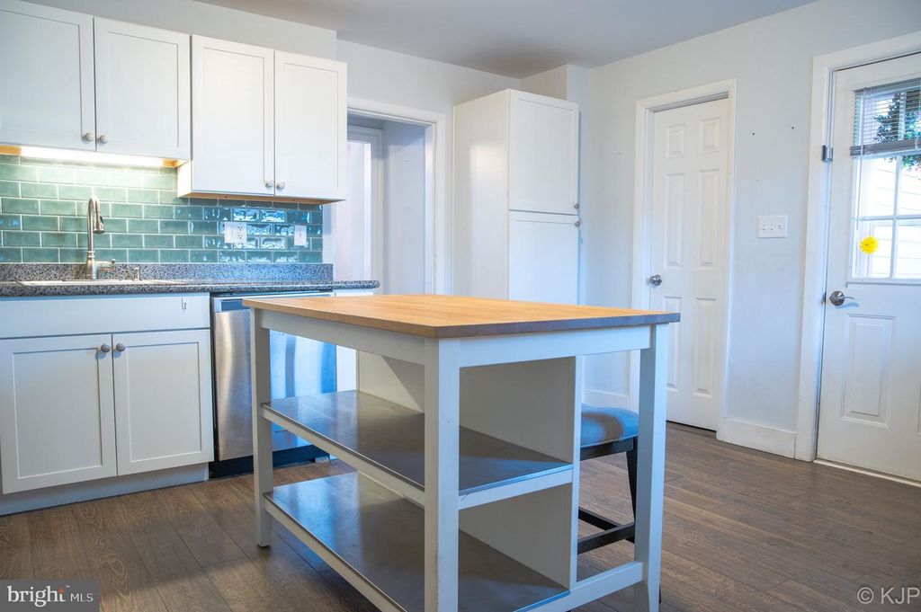 Image 17 of property listing at 231 W LOCUST ST, Mechanicsburg, PA 17055