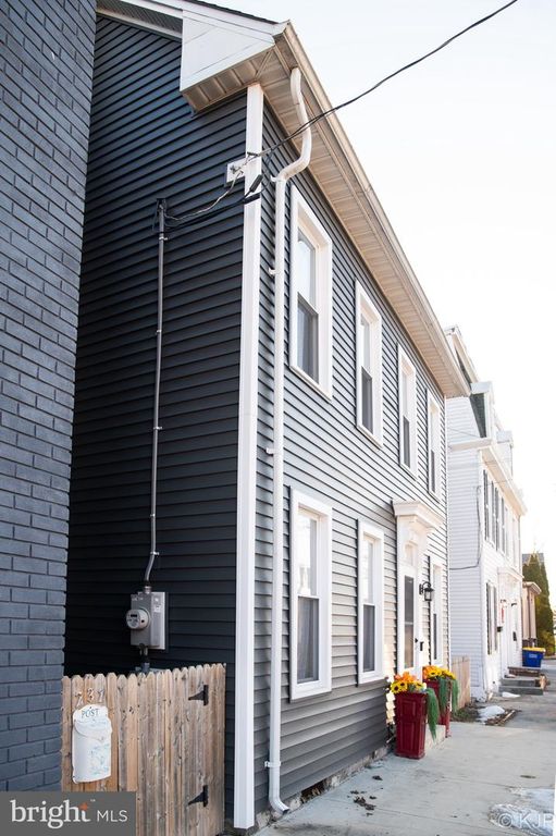 Image 2 of property listing at 231 W LOCUST ST, Mechanicsburg, PA 17055