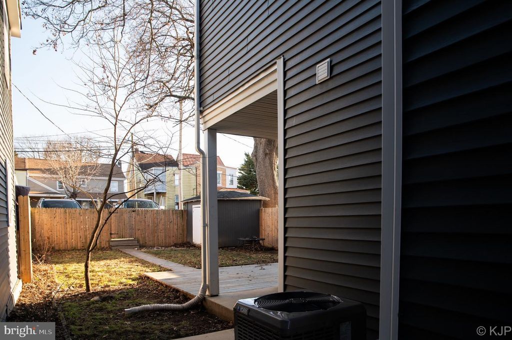 Image 5 of property listing at 231 W LOCUST ST, Mechanicsburg, PA 17055