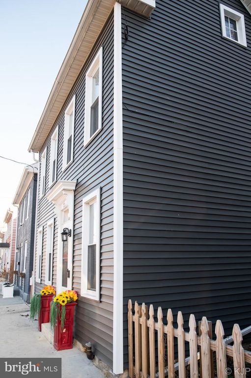 Image 6 of property listing at 231 W LOCUST ST, Mechanicsburg, PA 17055