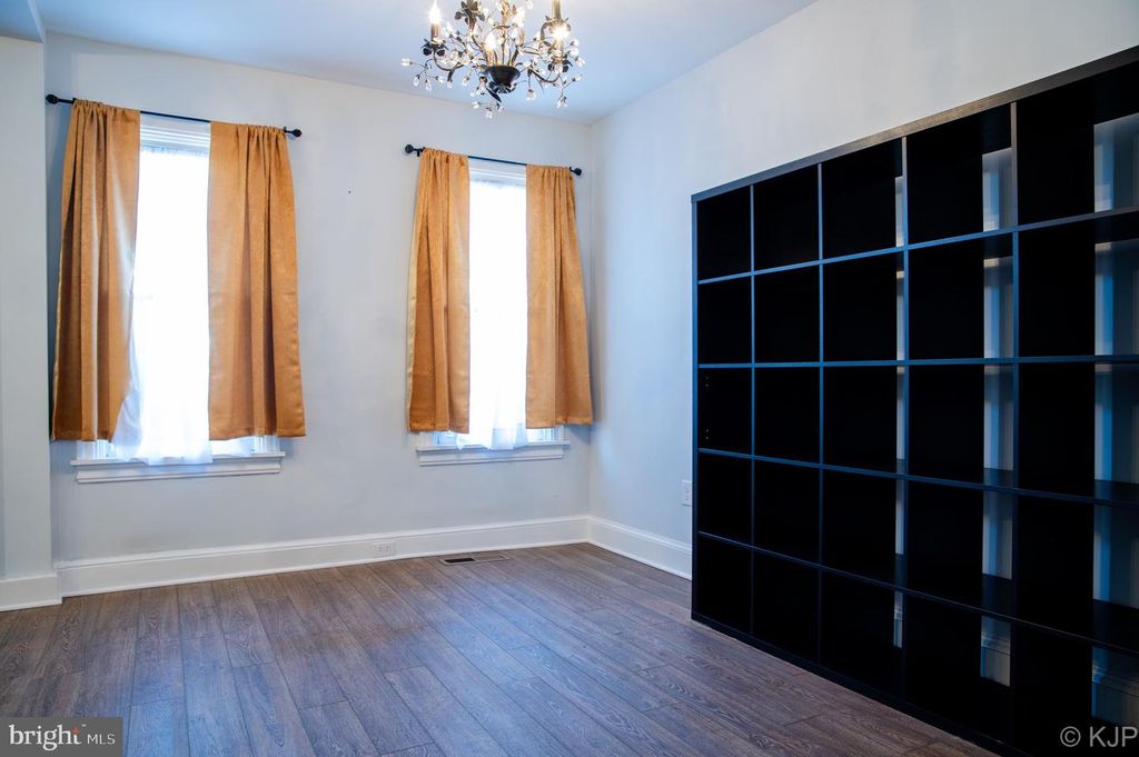 Image 9 of property listing at 231 W LOCUST ST, Mechanicsburg, PA 17055