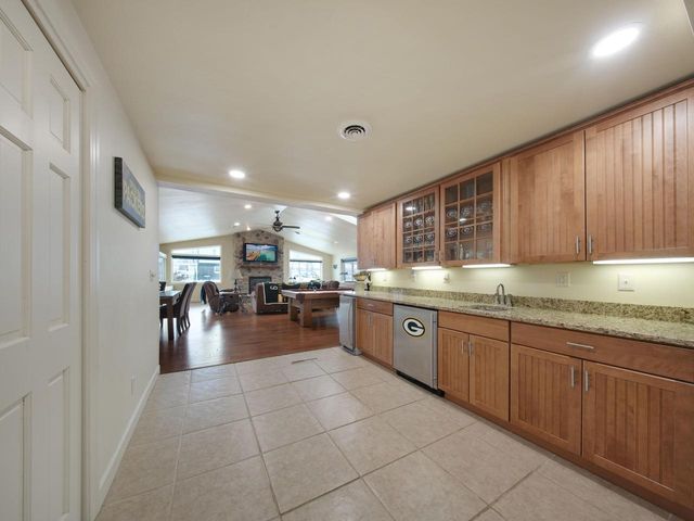 1735 S Oneida STREET, Green Bay, WI 54304