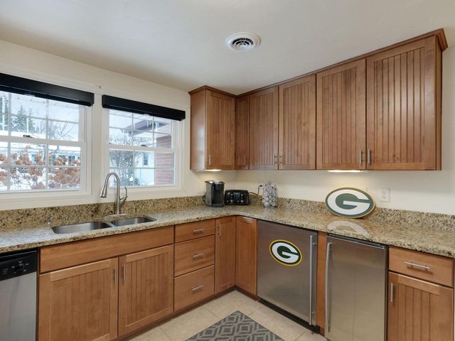 1735 S Oneida STREET, Green Bay, WI 54304