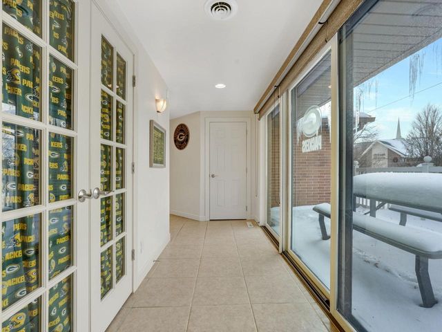 1735 S Oneida STREET, Green Bay, WI 54304