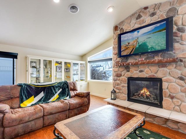 1735 S Oneida STREET, Green Bay, WI 54304