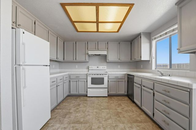 1707 Chateau Dr, Olivehurst, CA 95961