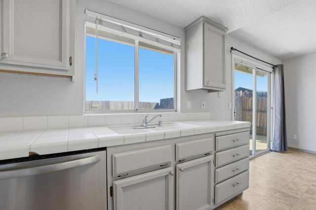 1707 Chateau Dr, Olivehurst, CA 95961