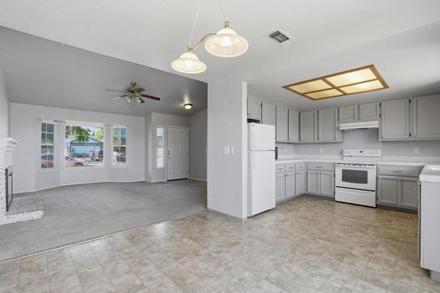 1707 Chateau Dr, Olivehurst, CA 95961
