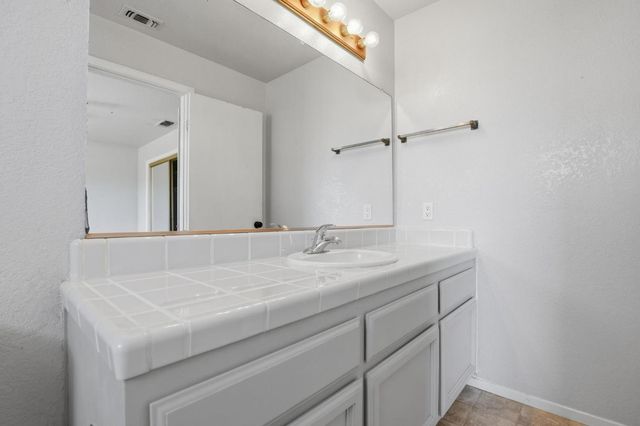 1707 Chateau Dr, Olivehurst, CA 95961