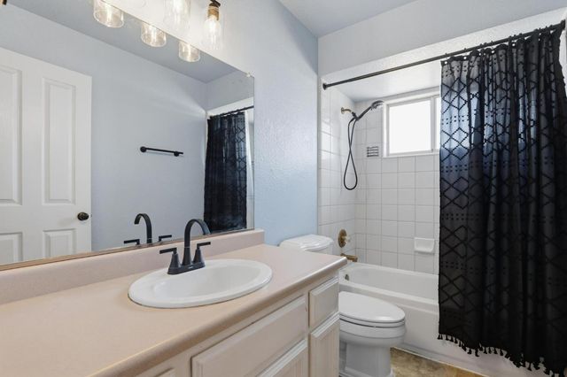 1707 Chateau Dr, Olivehurst, CA 95961
