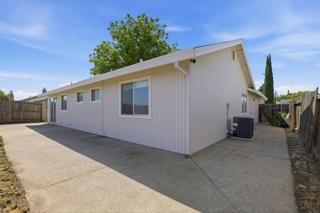 1707 Chateau Dr, Olivehurst, CA 95961