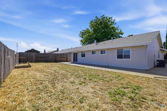 1707 Chateau Dr, Olivehurst, CA 95961