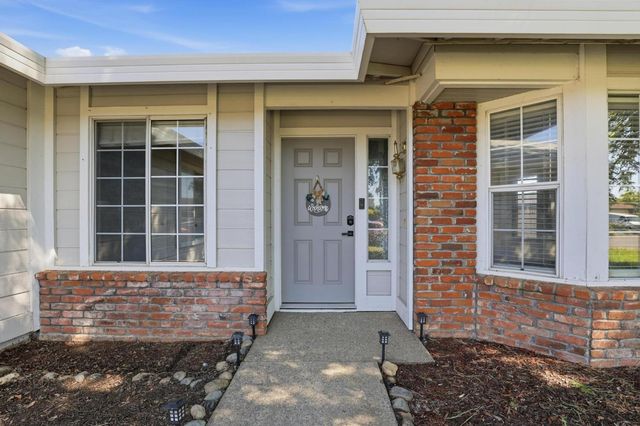 1707 Chateau Dr, Olivehurst, CA 95961