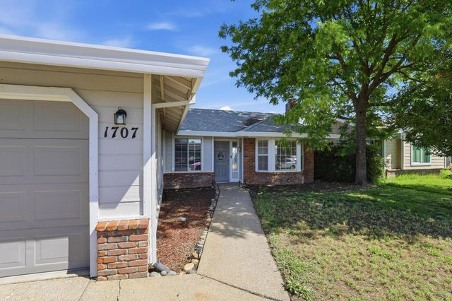 1707 Chateau Dr, Olivehurst, CA 95961