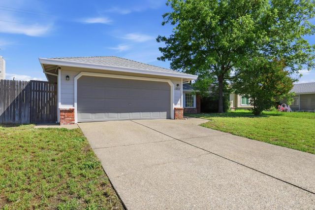 1707 Chateau Dr, Olivehurst, CA 95961