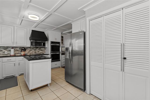2900 Bedfordshire, Bedford, TX 76021