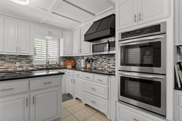 2900 Bedfordshire, Bedford, TX 76021